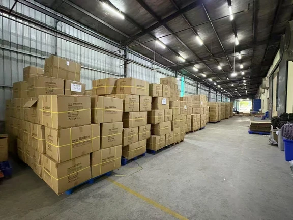 梱包と出荷待ちの製品
